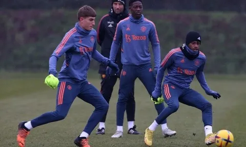 Hai gương mặt lạ trong buổi tập của Man Utd