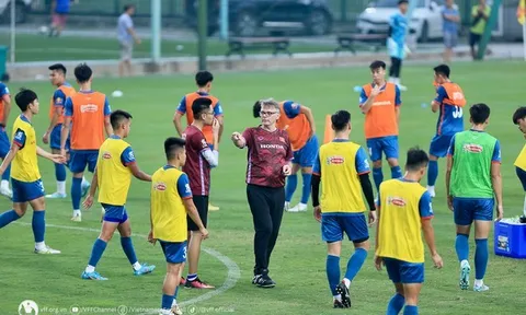 Bàn tay sắt còn mềm của HLV Troussier