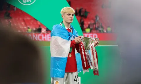 Alejandro Garnacho thách thức Man City