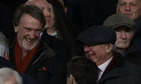 Alex Ferguson và Jim Ratcliffe "chiếm sóng" tại Old Trafford