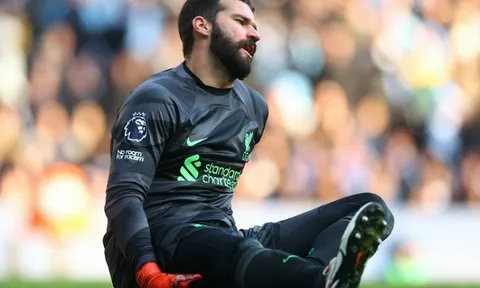 NÓNG! Liverpool nhận hung tin từ Alisson