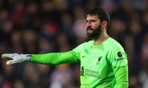 Alisson khó hiểu về phong độ của Liverpool