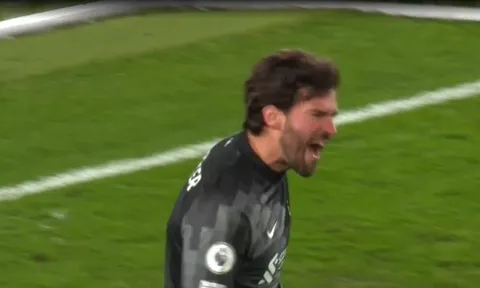 Alisson mắng chửi đồng đội; Salah thái độ với Jurgen Klopp
