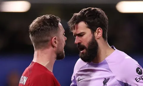 Alisson phá vỡ im lặng về tình huống tranh cãi với Henderson