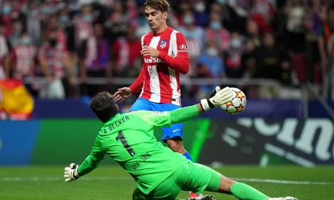 Alisson tỏa sáng trước Atletico, fan Chelsea vẫn cho rằng Mendy ngon hơn