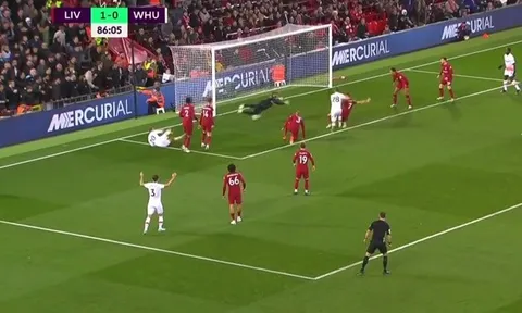 Alisson vừa cản penalty vừa cứu thua không tưởng
