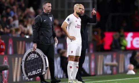 Debut phút cuối, Amrabat có động thái trên MXH
