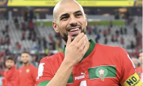 Amrabat: 'Giroud bám theo tôi suốt cả trận'