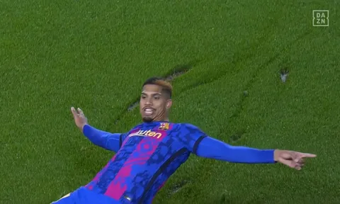 Ăn mừng cuồng nhiệt bàn thắng việt vị, sao Barca dính chấn thương phải rời sân