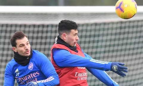 'Bom tấn' xuất hiện trở lại cùng Aubameyang, tam tấu U20 bừng sáng sân tập Arsenal