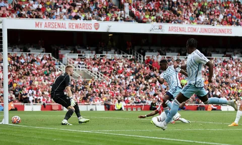 Nhanh như chớp, cựu sao M.U xé toạc hàng thủ Arsenal