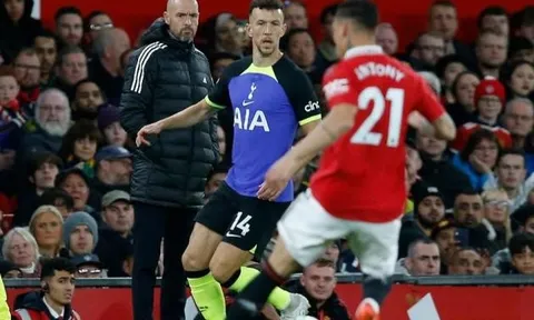 Antony biến 2 cầu thủ Tottenham thành kẻ học việc