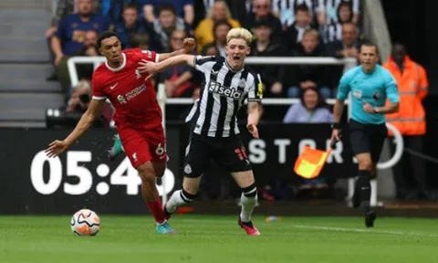 Eddie Howe: Liverpool lẽ ra chỉ còn 9 người