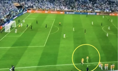 Argentina có 13 cầu thủ trên sân khi Messi ghi bàn