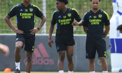 3 thần đồng Arsenal xuất hiện trên sân tập