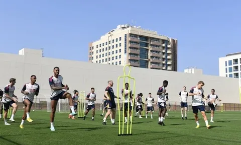 Arsenal đến Dubai, 2 'măng non' gây chú ý