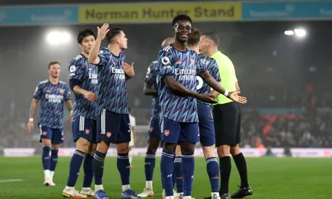Arsenal bị cấm ăn mừng; Saka khiến cặp sao Leeds ngã nhào
