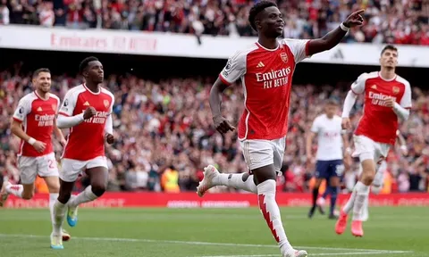 Arsenal cùng lúc đón 3 cú hích