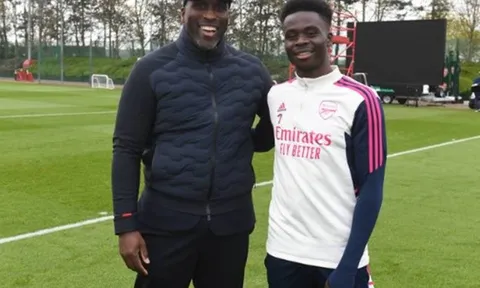 Arsenal chào đón huyền thoại; Rõ thái độ của Saka sau khi hỏng penalty