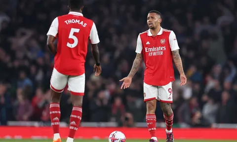 Arsenal hòa đội chót bảng: Run rẩy đấu Man City
