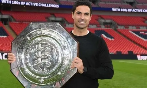 Arsenal hưởng lợi khi MU thua Man City