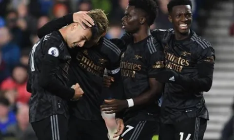 Arsenal tái hiện phiên bản Leicester 2016?