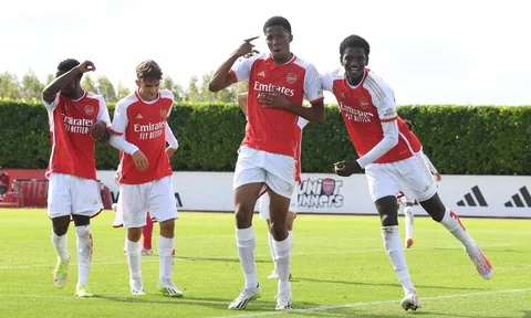 CHOÁNG! Tiền đạo 15 tuổi ghi 10 bàn, đội trẻ Arsenal hủy diệt Liverpool 14-3