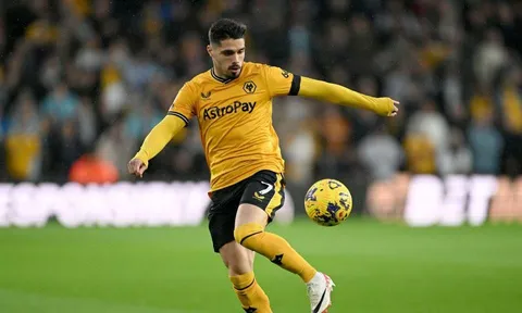 Arsenal vỡ mộng với Neto