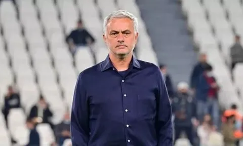 AS Roma giống Man Utd, Mourinho bị chỉ trích nặng nề