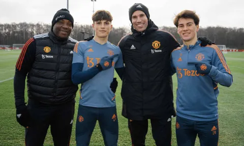 2 báu vật của M.U hào hứng khi đứng cạnh Van Persie