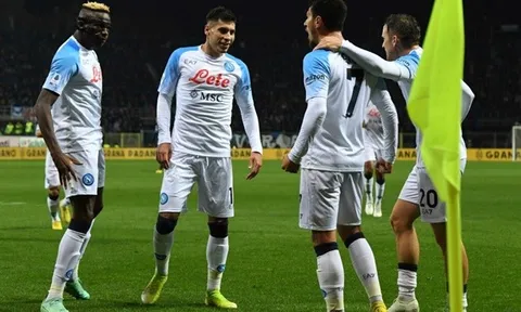 Napoli trượt chân, Sacchi nhận định cơ hội bảo vệ ngôi vương của Milan