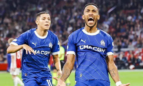 Aubameyang rực sáng, lập cú đúp trong trận hòa 3-3 với Ajax