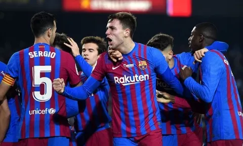 Tiền vệ sinh năm 2002 giải cứu Barca