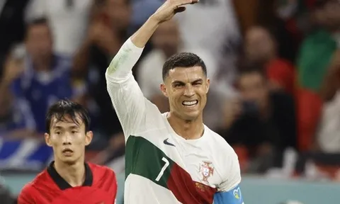 HLV Santos: Ronaldo bị tiền đạo Hàn Quốc sỉ nhục