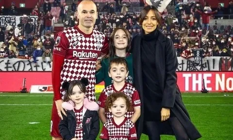 Bà xã Iniesta mang bầu bé thứ 5