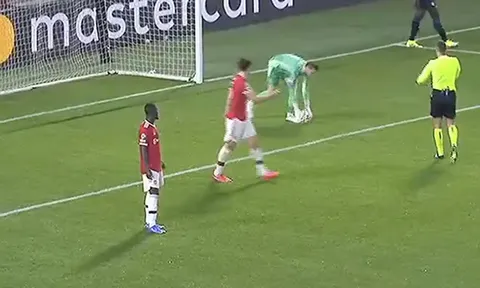 Bailly cũng 'cạn lời' với pha xử lý kém cỏi của Maguire