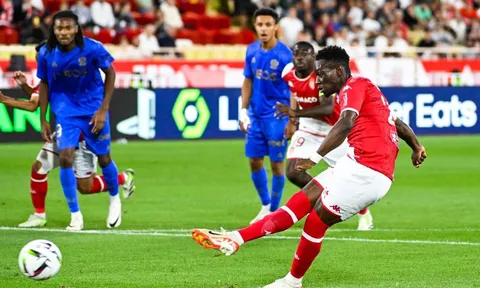 Balogun hóa thảm họa, HLV Monaco nhận xét thẳng thắn