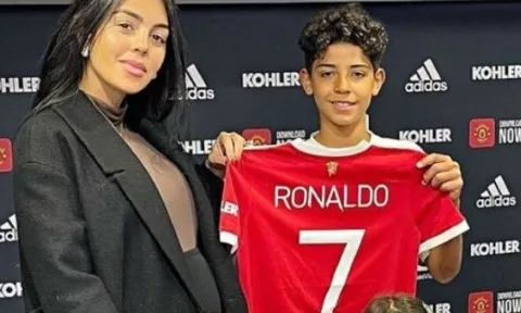 Bạn gái Ronaldo: 'Con tôi bị đánh ở trường'