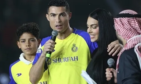 Bạn gái Ronaldo đeo nhẫn triệu USD tại Saudi Arabia