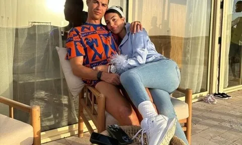 Bạn gái Ronaldo gây choáng khi khoe viên cương lấp lánh