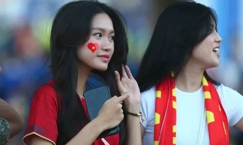 Bạn gái Văn Hậu đi cổ vũ tuyển Việt Nam