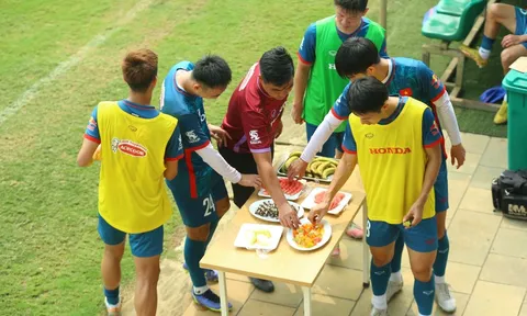 Bánh quế, chip chip trong buổi tập của tuyển Việt Nam và U23