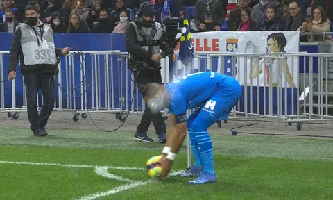 Bạo loạn lại nổ ra ở Ligue 1, Payet bị CĐV ném chai vào đầu