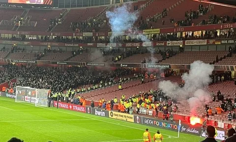 Bạo loạn xảy ra ở trận Arsenal - PSV