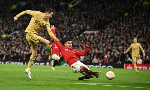 Barca mất 1,25 triệu euro vì bàn thắng của Lewandowski vào lưới MU