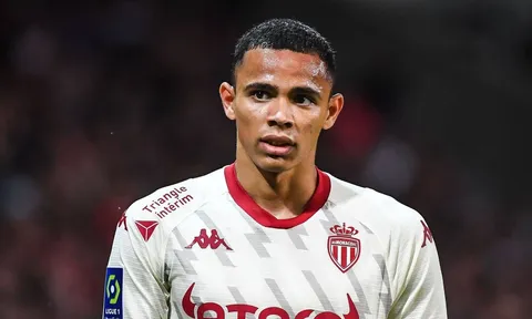 Barca thất thế trước Man United khi hỏi mua 'Cafu mới'