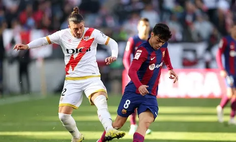 Barca thoát thua hú vía, nguy cơ bị bỏ xa ở La Liga
