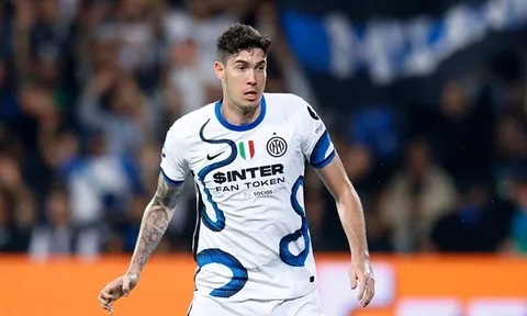 Bastoni báo tin buồn cho Chelsea và Newcastle