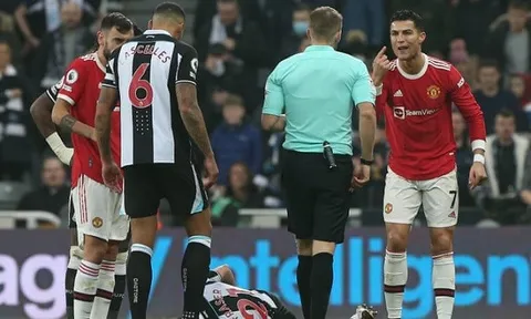 Bất lực trước Newcastle, Ronaldo trút giận lên trọng tài Craig Pawson