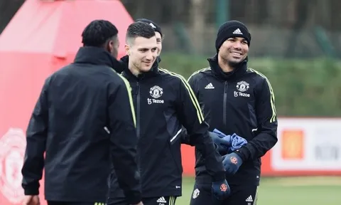 Bất ngờ Martial; Thái độ trái ngược của Casemiro trên sân tập Man Utd